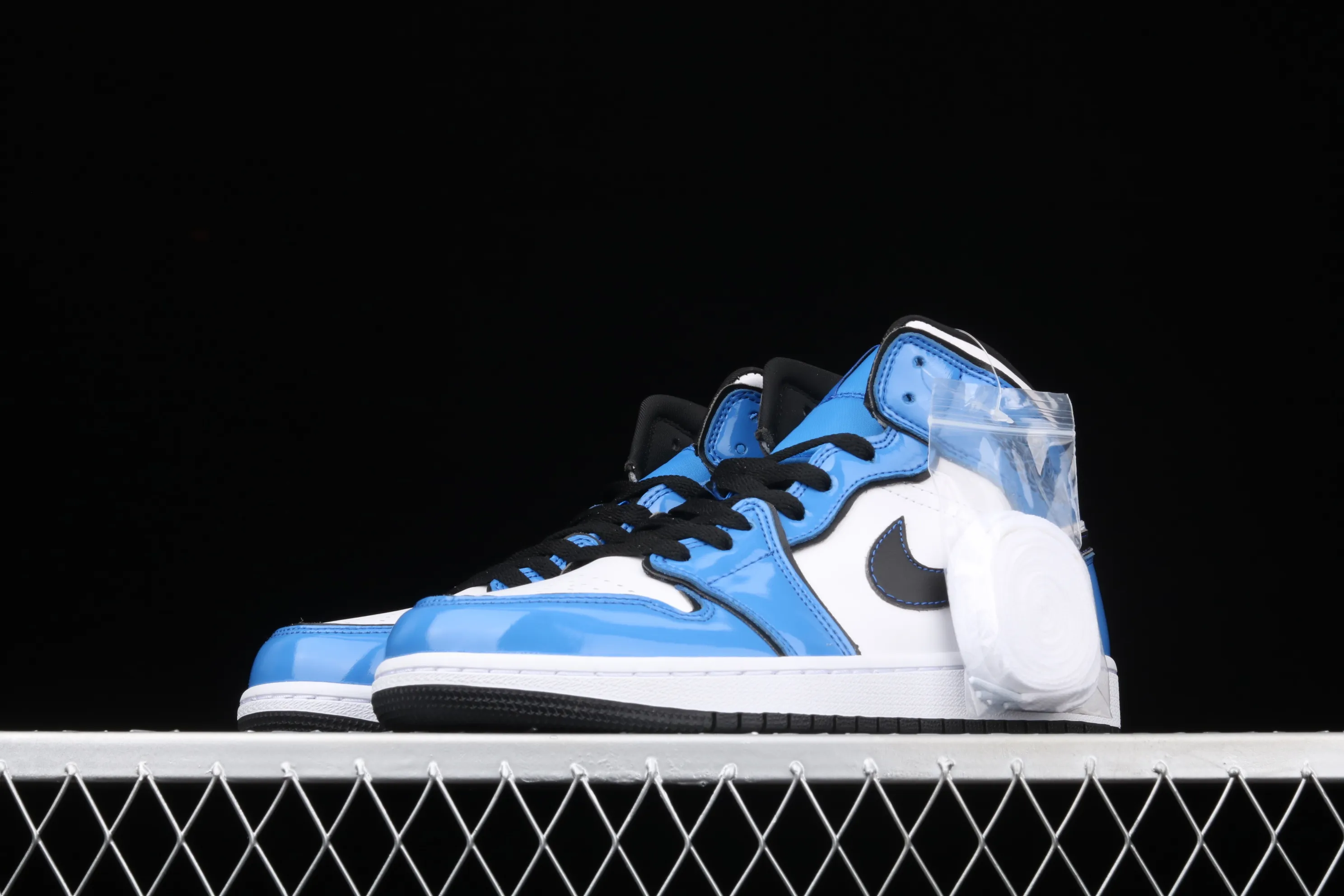 All categories Air Jordan Jordan series basketball shoes Air Jordan 1 Mid Air Jordan 1 Mid AJ1 Joe 1 patent leather white and blue Zhongbang basketball shoes DD6834-402